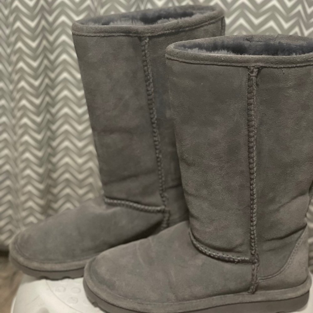BearPaw Size 8 Womens Grey Soft Boots